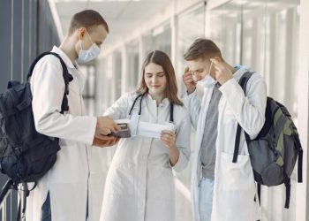 El país europeo que busca médicos extranjeros: cuáles son los requisitos para conseguir una visa de trabajo