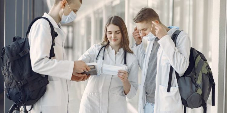 El país europeo que busca médicos extranjeros: cuáles son los requisitos para conseguir una visa de trabajo