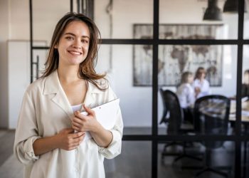 El país más anciano del mundo busca trabajadores externos: cuáles son los requisitos para conseguir la visa y cómo es el mercado laboral