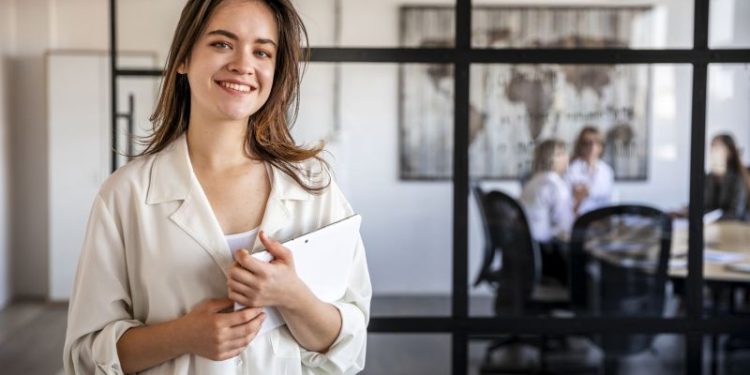 El país más anciano del mundo busca trabajadores externos: cuáles son los requisitos para conseguir la visa y cómo es el mercado laboral