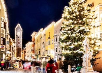 El pueblo de Navidad más hermoso del mundo: está lleno de guirnaldas y luces, y es increíble