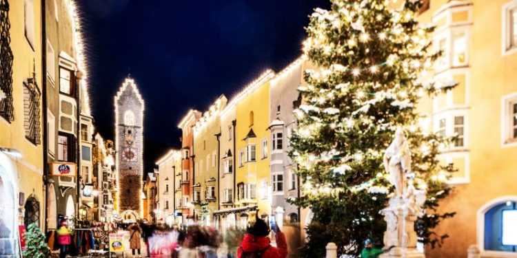 El pueblo de Navidad más hermoso del mundo: está lleno de guirnaldas y luces, y es increíble