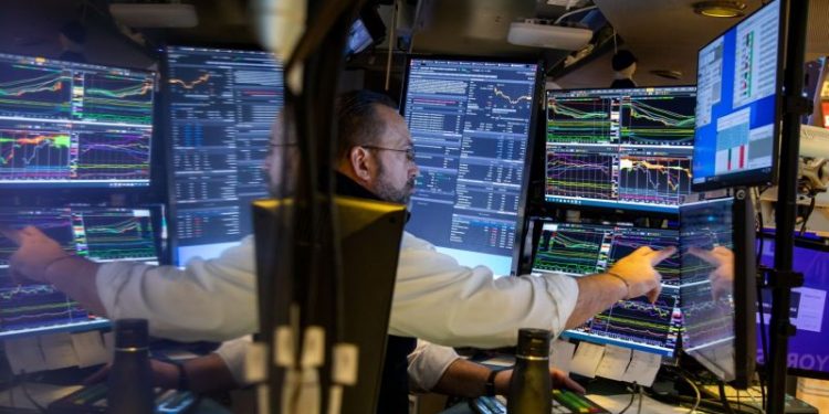 El riesgo país no para de caer y los bonos en dólares tocan nuevos máximos