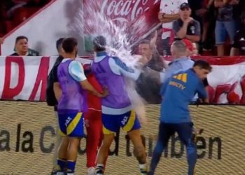 Escándalo en Huracán-Boca: cruce entre la platea y el banco visitante y agresión a Rojo