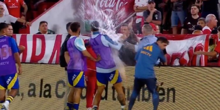Escándalo en Huracán-Boca: cruce entre la platea y el banco visitante y agresión a Rojo