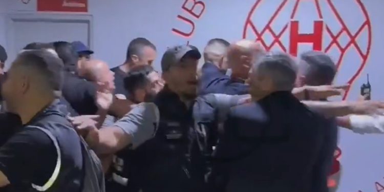 Escándalo en los vestuarios de Huracán: insultos e intento de agresión a los árbitros