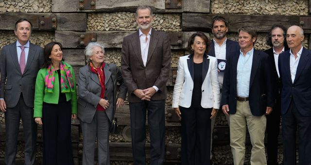 El rey Felipe VI con la ministra de Defensa, Margarita Robles, y María del Pino y Calvo-Sotelo, a su lado, en una imagen de archivo. (EFE/Borja Sánchez-Trillo)