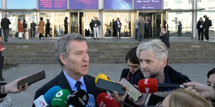 Feijóo critica que «la degradación de la política española parece no tener límites»