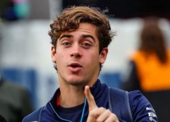 Franco Colapinto abrió la heladera de su casa y mostró los dos únicos alimentos que tenía