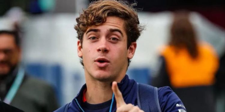 Franco Colapinto abrió la heladera de su casa y mostró los dos únicos alimentos que tenía