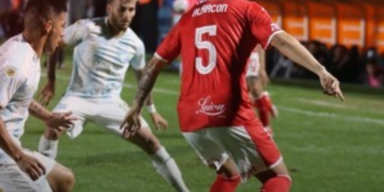 Golazo de Alarcón para Huracán luego de la polémica con Chile