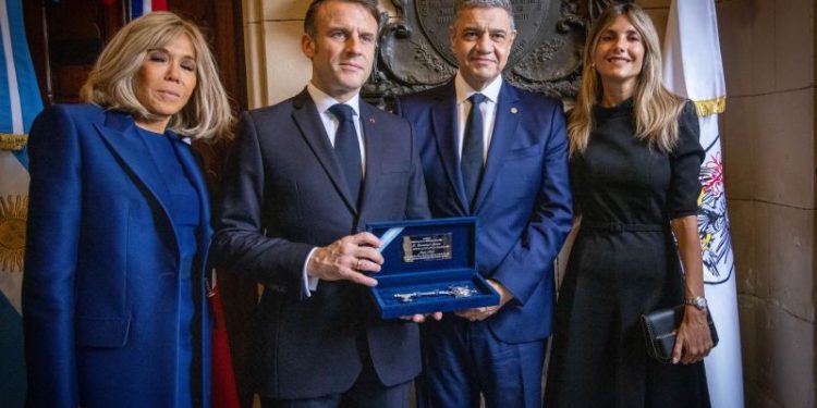 Jorge Macri le entregó la “Llave de la Ciudad” a Emmanuel Macron