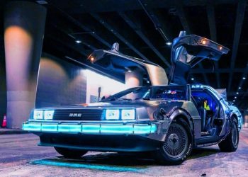 La increíble moto eléctrica que está inspirada en el Delorean de Volver al Futuro