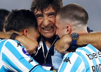 La intimidad del los festejos de Costas en Racing: del abrazo a su pequeño hijo al llanto de Juanfer