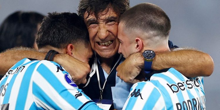 La intimidad del los festejos de Costas en Racing: del abrazo a su pequeño hijo al llanto de Juanfer