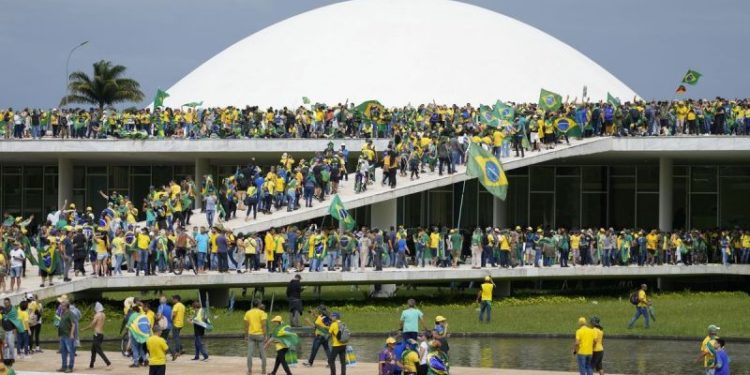 La Justicia argentina ordenó detener a más de 60 brasileños prófugos por participar de la toma de Brasilia