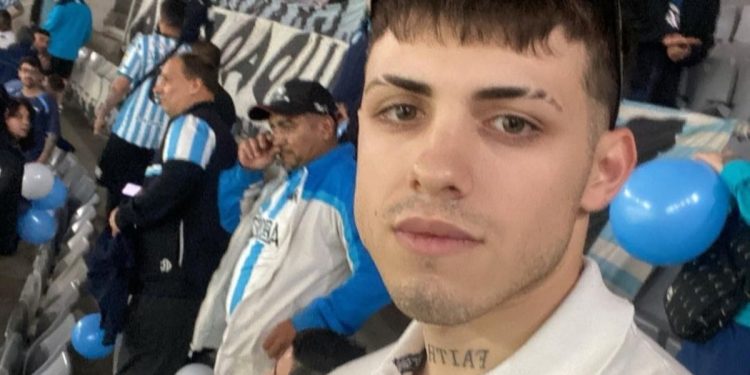 La locura del hincha de Racing a pie y a dedo hasta Asunción, la entrada que le dio Costas, el susto en Brasil y “pagué un micro para dormir”