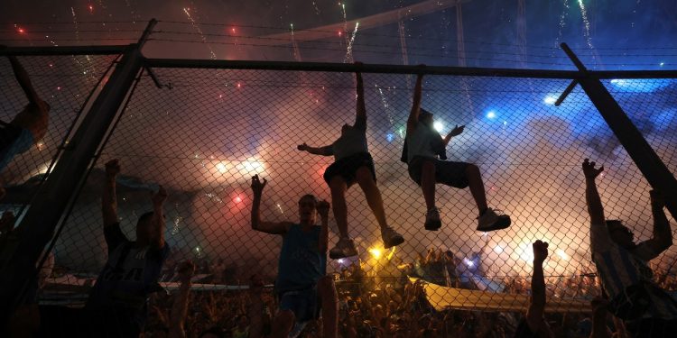 La Mosca reversionó la letra de Muchachos para la gente de Racing antes de la final