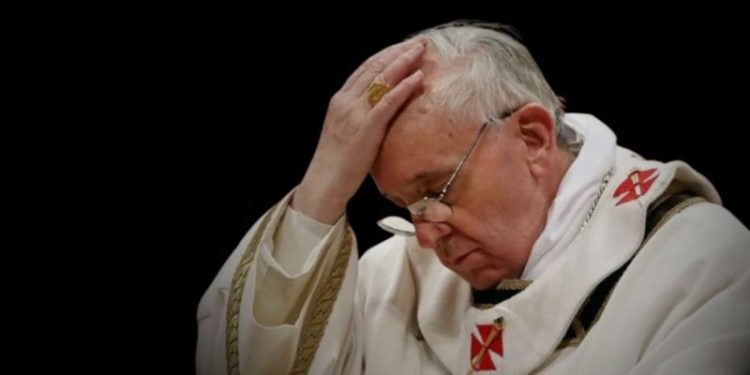 Le declaran la guerra al papa Francisco: lanzan un aluvión de firmas contra el Vaticano, ¿qué pasó?