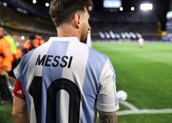 “Le llené el tanque a Dios”: la foto viral del playero que le cargó nafta a Messi