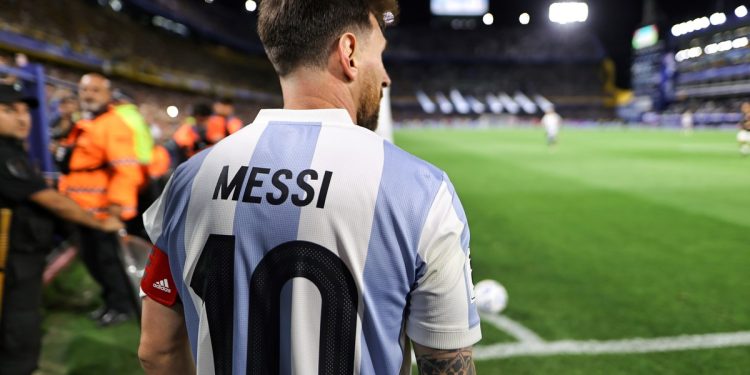 “Le llené el tanque a Dios”: la foto viral del playero que le cargó nafta a Messi