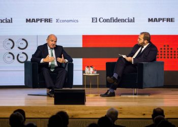 Luis de Guindos: “Si se cumplen las previsiones de inflación, la política monetaria será menos restrictiva”