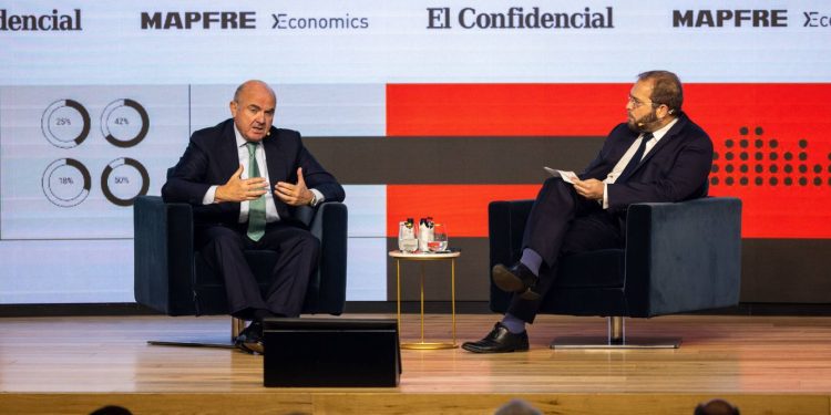 Luis de Guindos: “Si se cumplen las previsiones de inflación, la política monetaria será menos restrictiva”