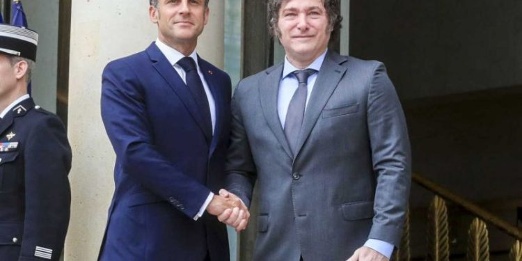 Macron llegó a la Argentina y esta noche cenará con Milei