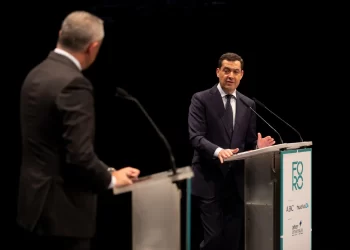 Moreno achaca a la «máquina del fango» de un PSOE andaluz en crisis la denuncia de los contratos del SAS