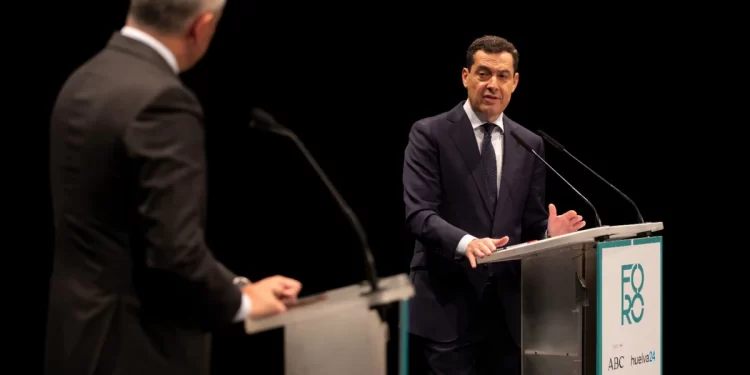 Moreno achaca a la «máquina del fango» de un PSOE andaluz en crisis la denuncia de los contratos del SAS
