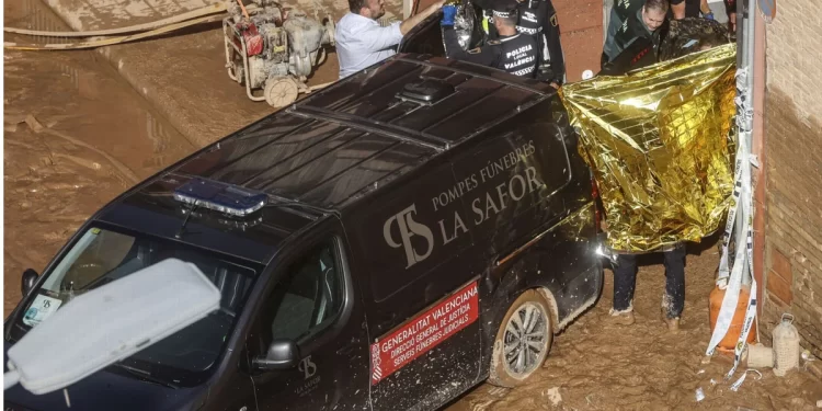 «No hay agua en el garaje papá, bajamos a por los coches»: la última llamada que acabó con siete personas ahogadas en Valencia