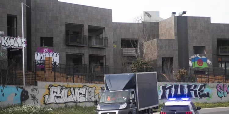 El capo de los okupas de los pisos de lujo ordenó una paliza a un joven que se negó a pagar