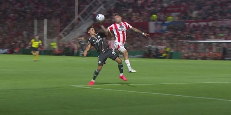 Polémica: el penal para River que Andrés Merlos transformó en un foul