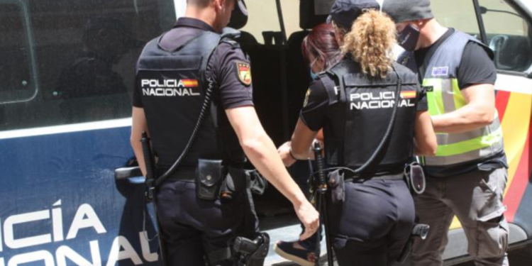 Detenida una mujer en Tenerife por estafar 10.000 euros alquilando falsas viviendas