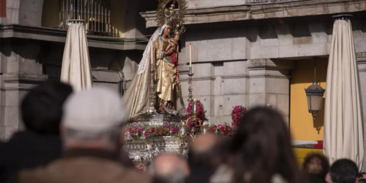 Fiestas de la Almudena en Madrid 2024: programación completa, dónde comprar la corona y conciertos gratis