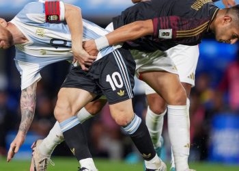 “¿Qué hacés, bobo?”: el tenso cruce entre Lionel Messi y Carlos Zambrano