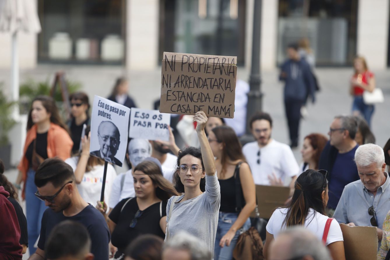 Una manifestante muestra una pancarta. (Europa Press/Álex Zea)