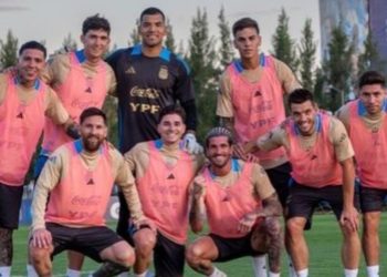 Scaloni ante el dilema de siempre: cuatro volantes o el tridente top en ataque