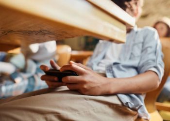 Sin celulares en las escuelas: el sorprendente resultado de un informe que analiza el impacto de la medida