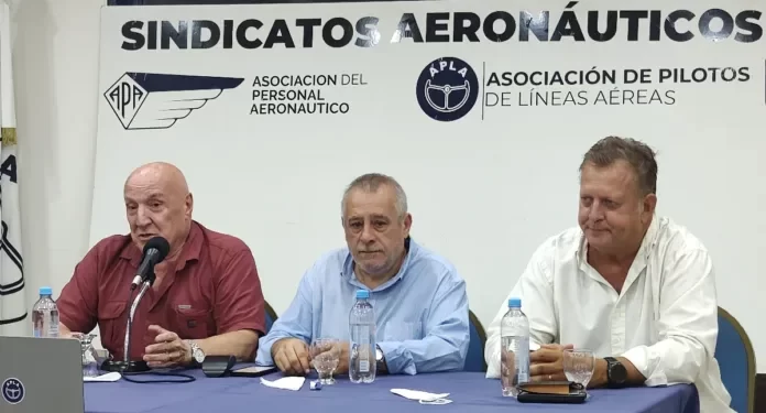 Sindicalistas de gremios aeronáuticos decidirán hoy mediante “asambleas” la aprobación del acuerdo con Aerolíneas Argentinas