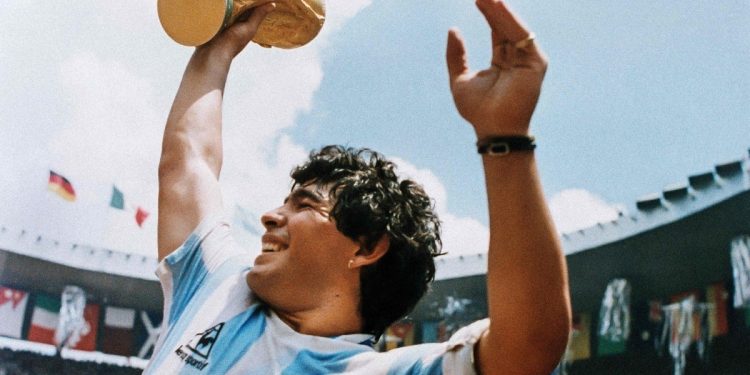 Sorín, Pekerman, Calderón y parte de su familia recordaron a Diego con Olé