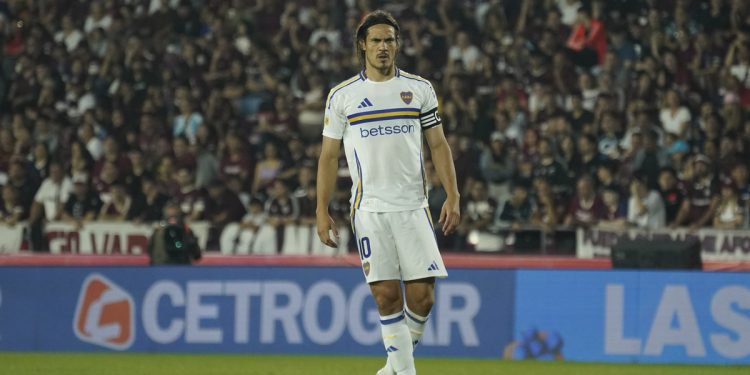 Sorpresa, cara larga e insultos: así salió Cavani de la cancha en Lanús-Boca