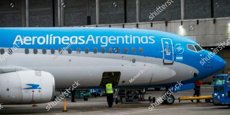 Finalmente, Aerolíneas Argentinas y los gremios alcanzan un preacuerdo