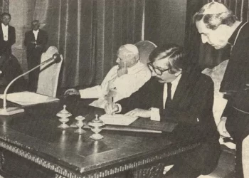 Entre éxitos económicos, innecesario error político: Gobierno decide no asistir a al Vaticano para conmemorar 40 aniversario de tratado de paz con Chile