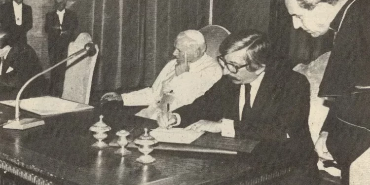 Entre éxitos económicos, innecesario error político: Gobierno decide no asistir a al Vaticano para conmemorar 40 aniversario de tratado de paz con Chile