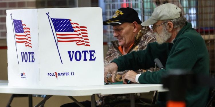 Trump vs. Kamala Harris: quién gana en los estados que definen la elección, según la última encuesta