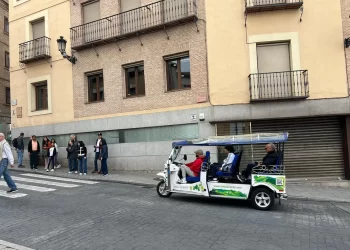 El PSOE pide conocer la licencia y el marco legal de los tuk tuk que circulan ‘libremente’ por el Casco