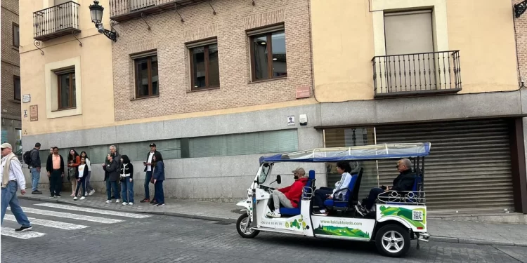 El PSOE pide conocer la licencia y el marco legal de los tuk tuk que circulan ‘libremente’ por el Casco