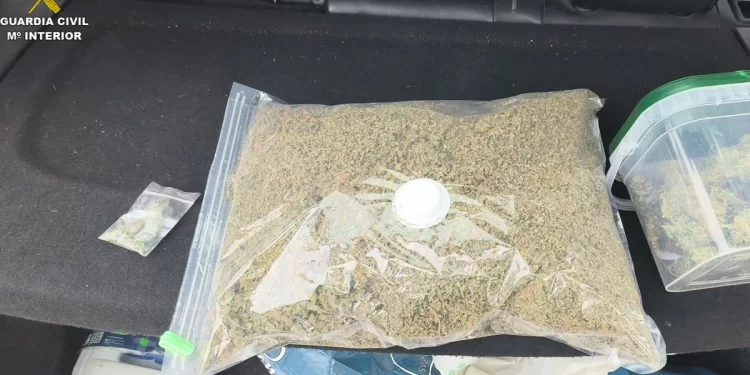 Detenido cuando transportaba un kilo de marihuana en su vehículo en Uceda