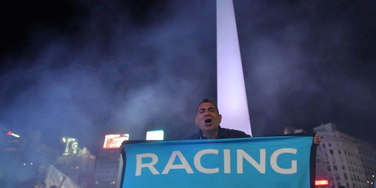 Una figura del tenis argentino festejó la consagración de Racing en el Obelisco
